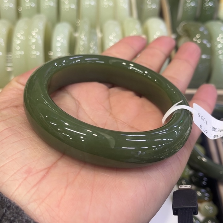 和田玉未镶嵌手镯