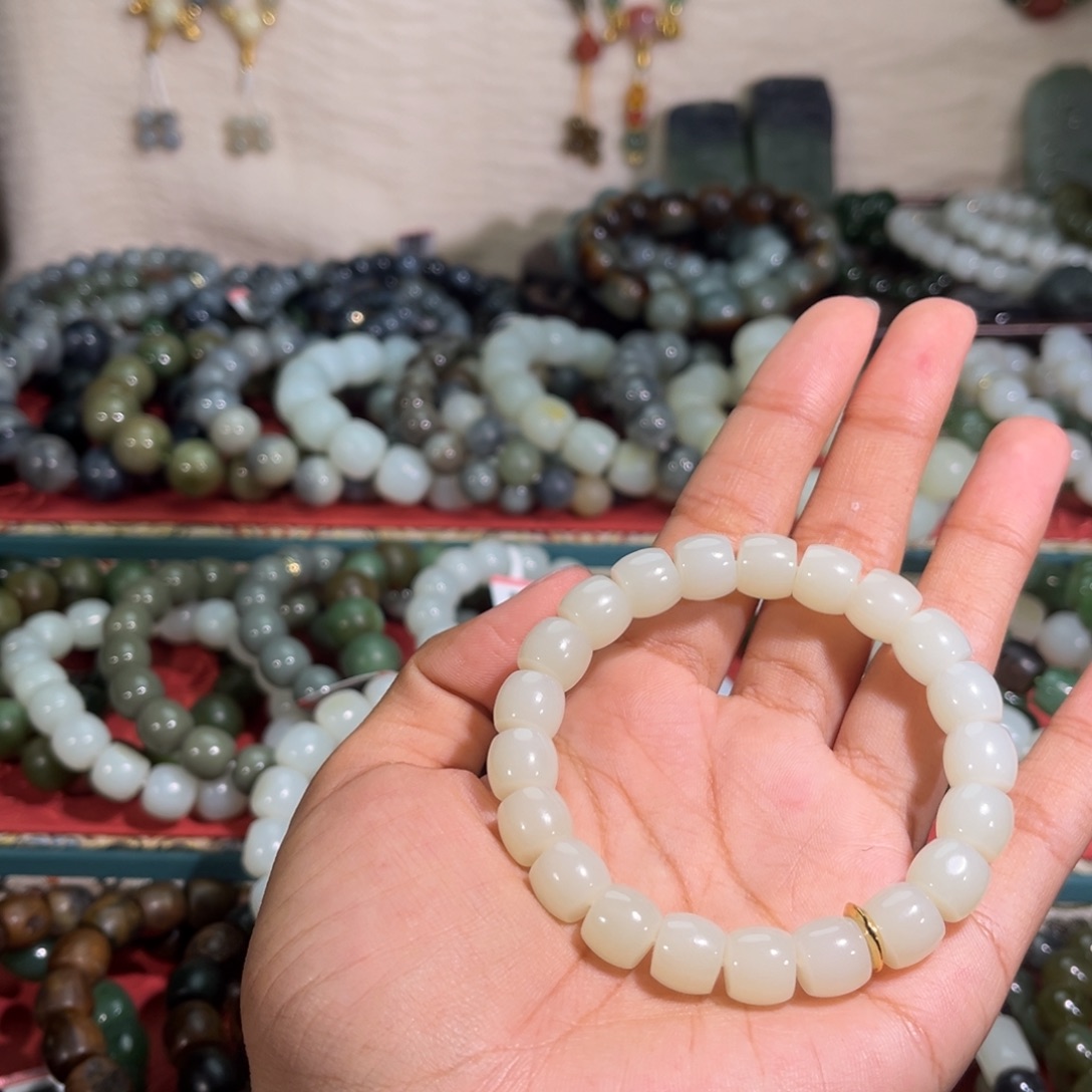 小***婷和田玉未镶嵌手链