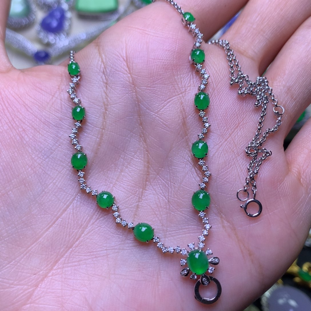 颈饰18K金镶嵌翡翠