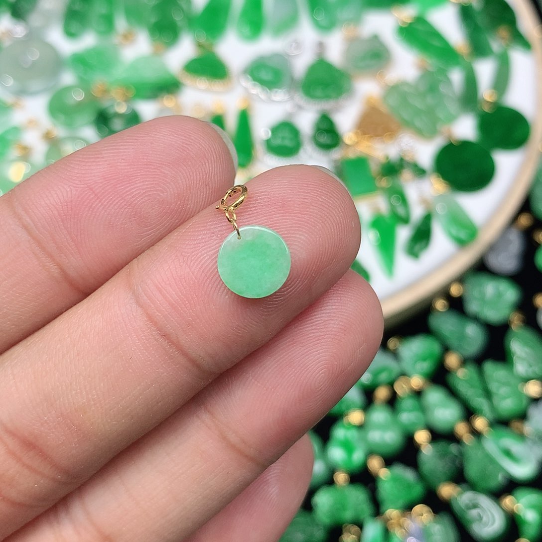 翡翠配石18K金扣 小巧精美飘阳绿小圆牌