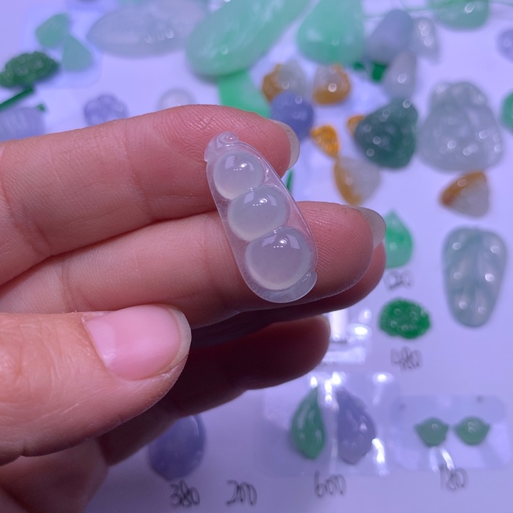 翡翠未镶嵌颈饰豆