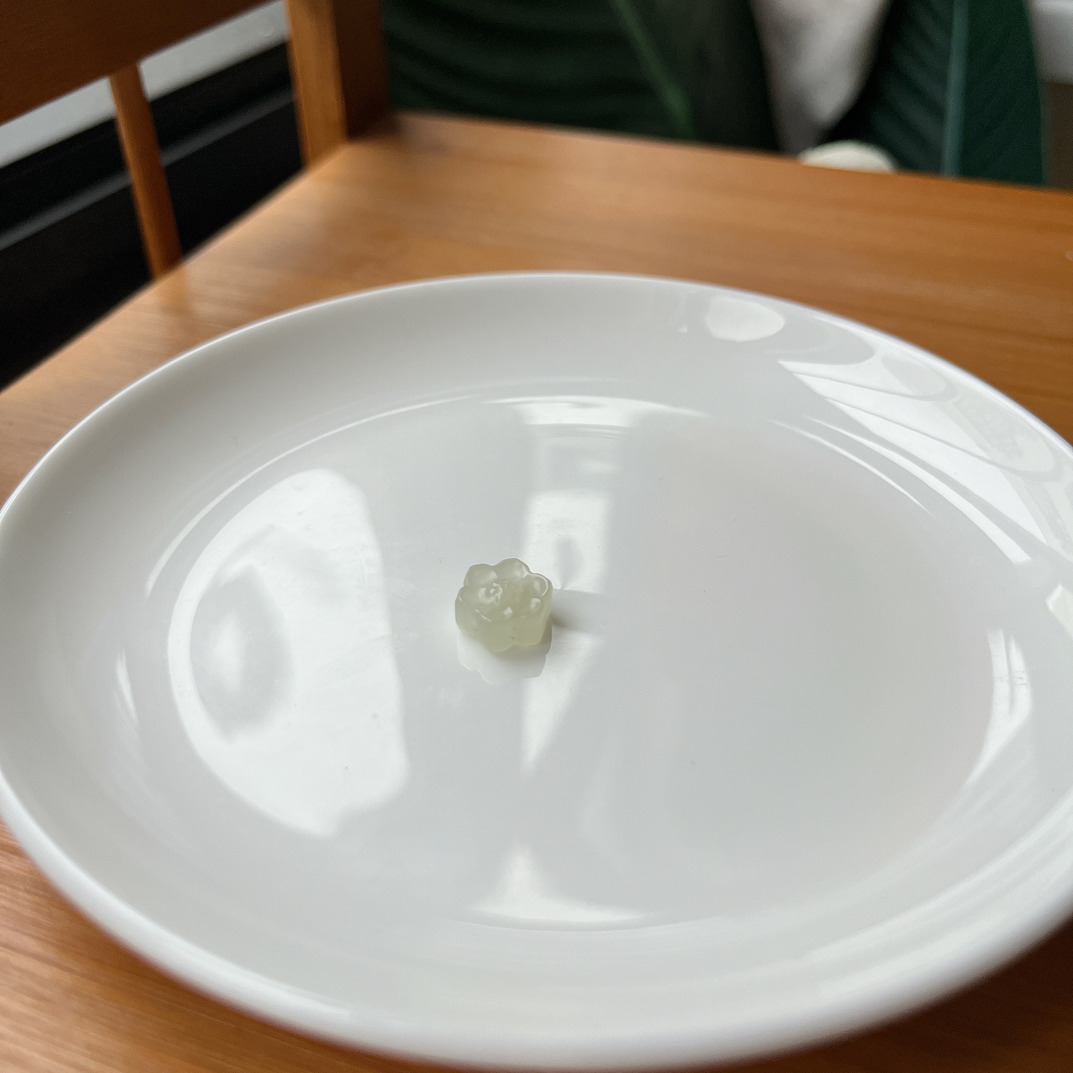 【郭老师】约10mm青白双面梅花和田玉雕刻件吊坠