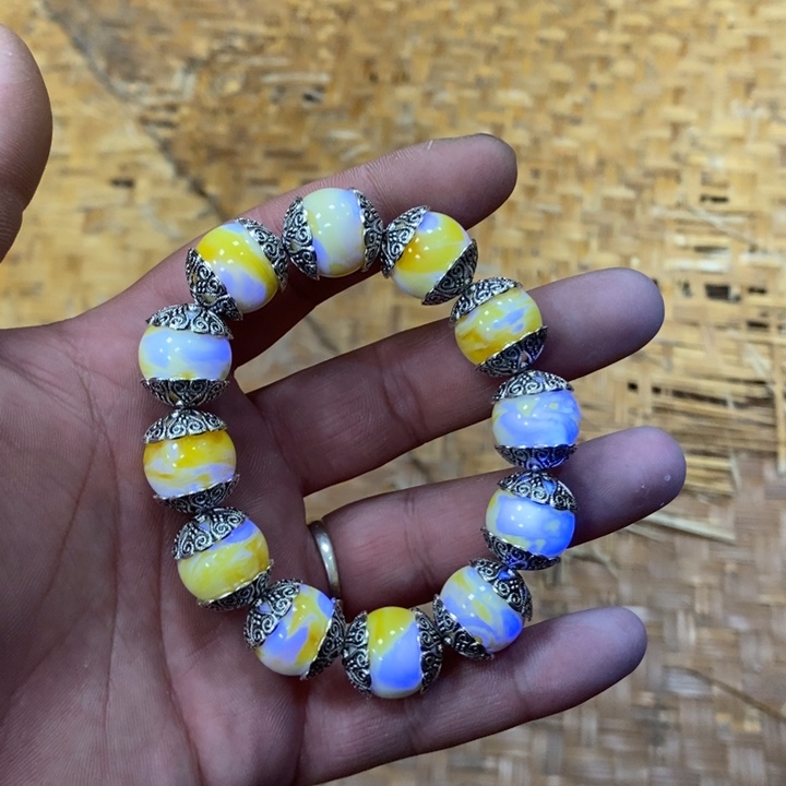 未镶嵌琥珀手链上个月你在那玩来呀么