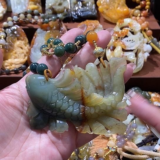 蛇纹石玉未镶嵌颈饰