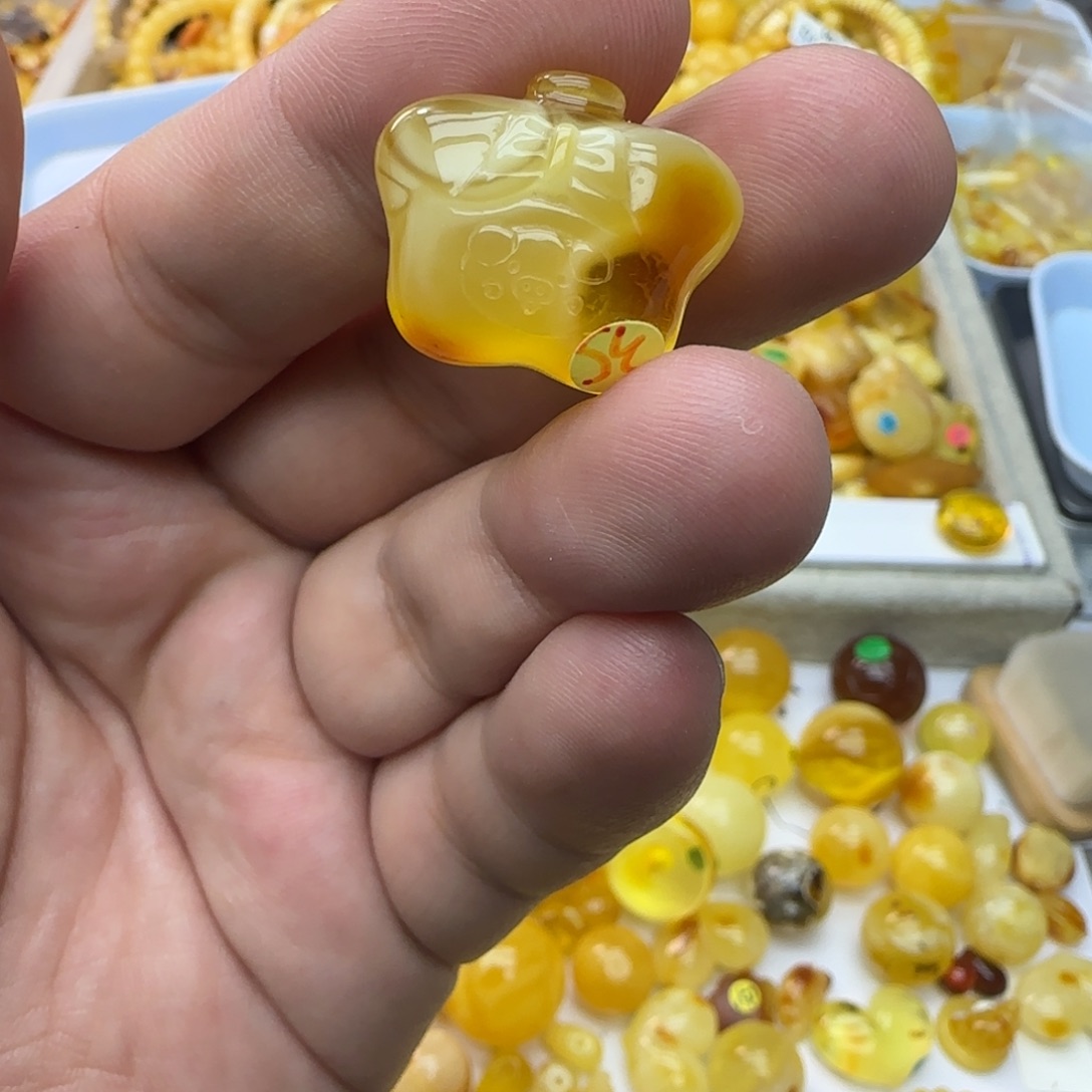 琥珀未镶嵌裸石3.87克有瑕