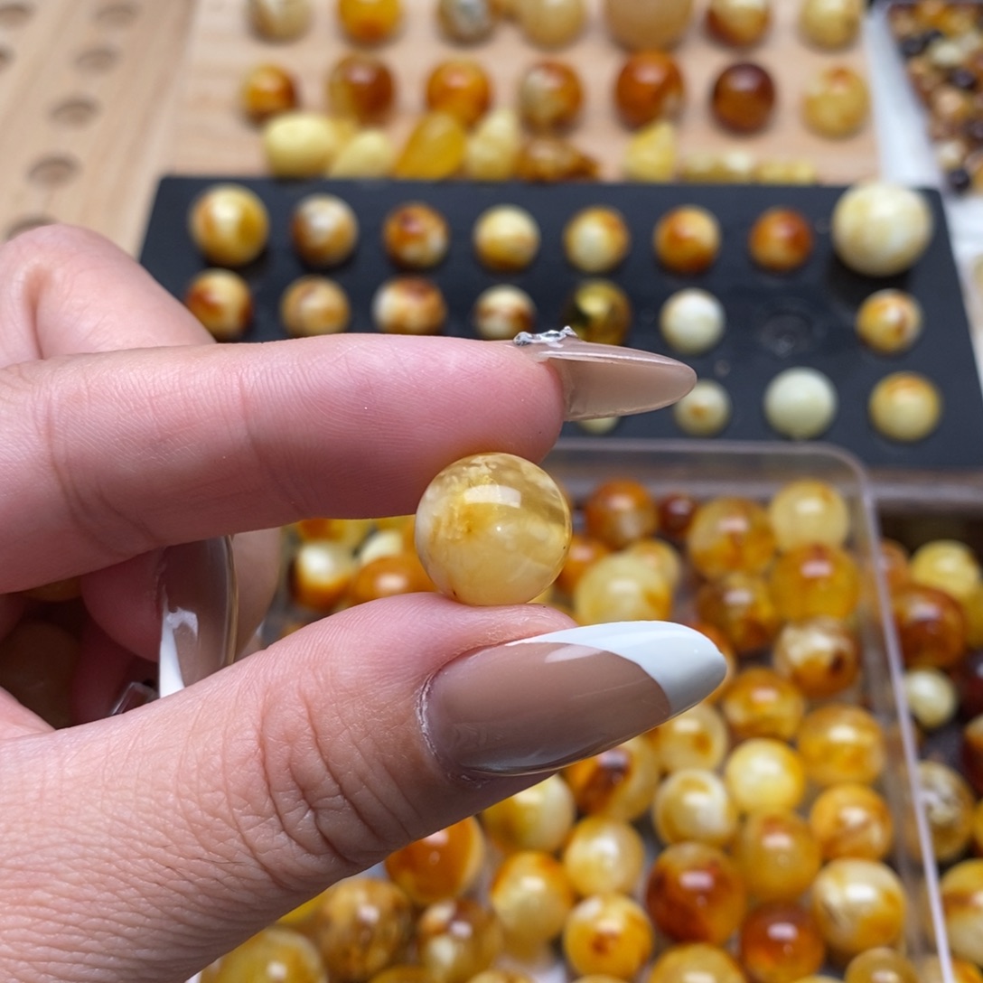 燕****琥珀未镶嵌珠宝奇石蜜蜡