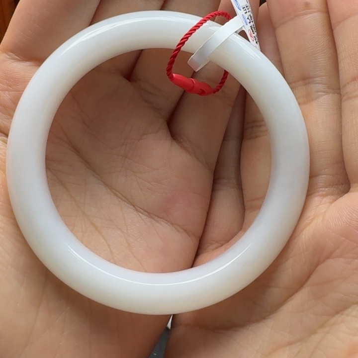 回***笑和田玉手镯未镶嵌