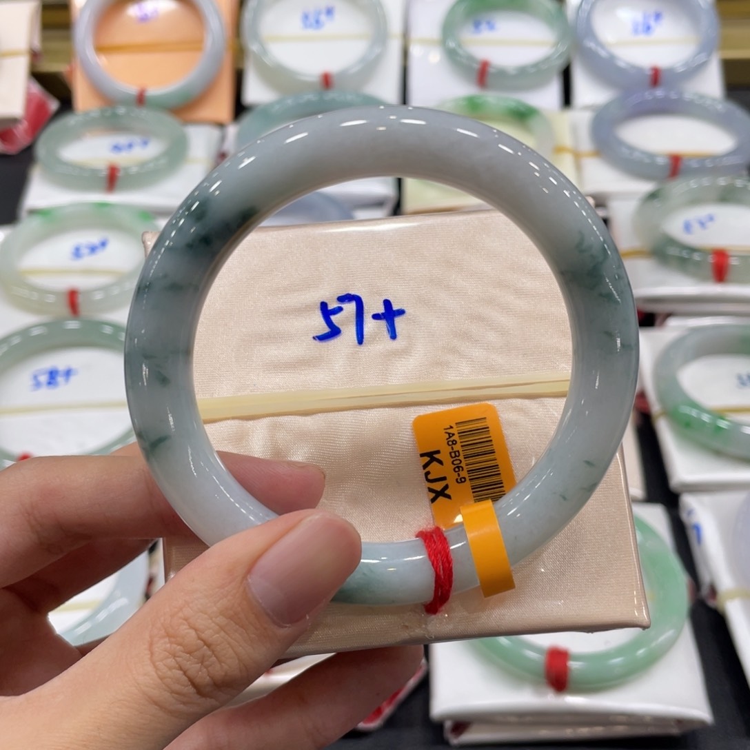 翡翠手镯未镶嵌翡翠手镯