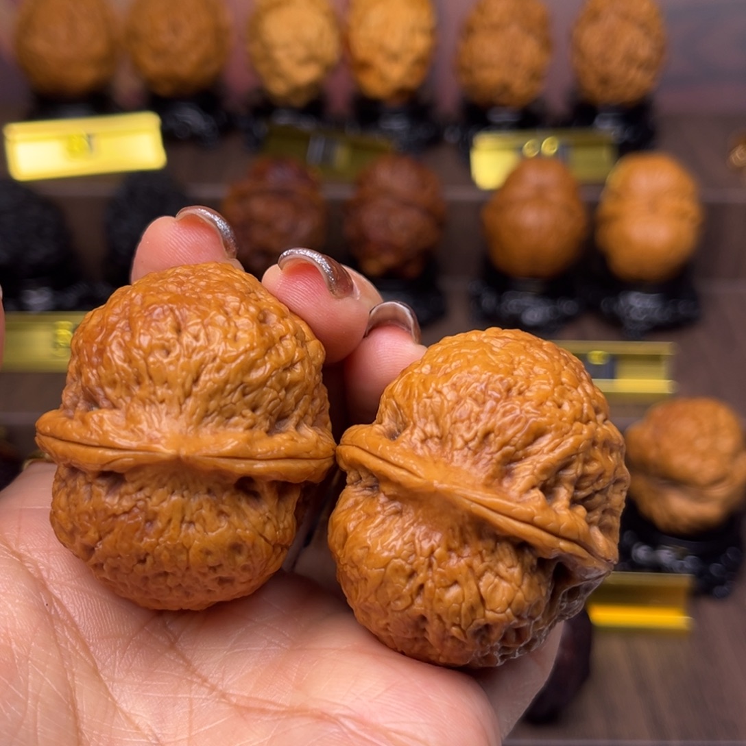 文玩核桃把件密纹绣球