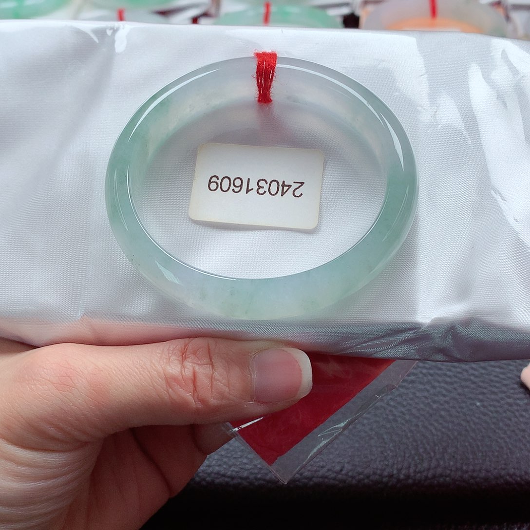 翡翠手镯（贵妃镯）未镶嵌天然A货翡翠手镯