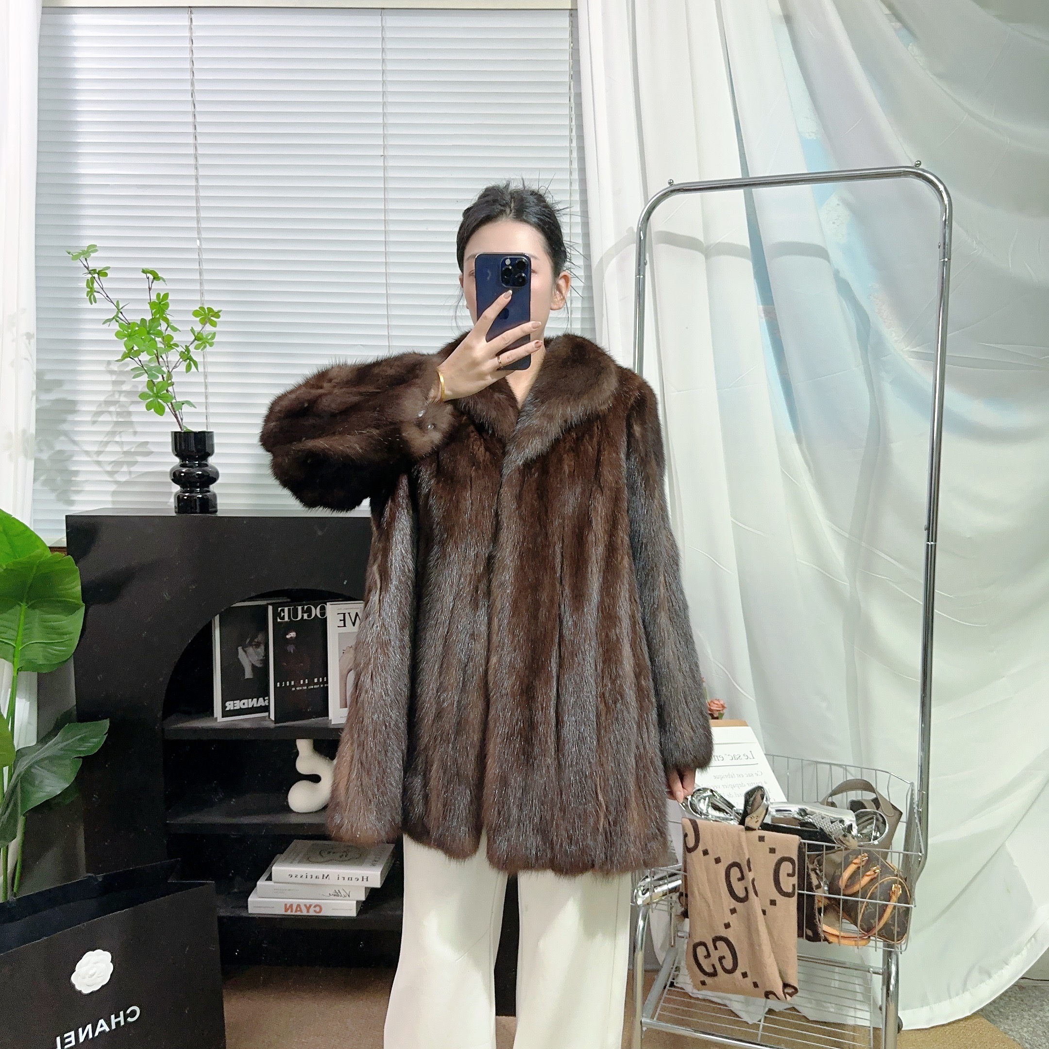 扇子领农夫黑金色全抽刀翻领中长款皮草外套女装（80长）