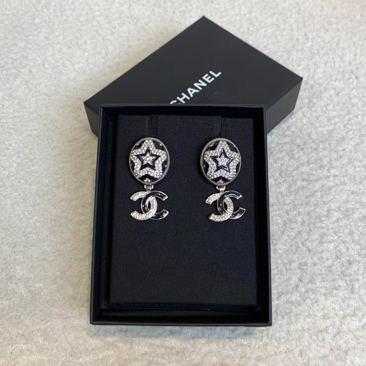 99新 Chanel/香奈儿 壹臻/黑色珐琅水钻星星双c耳环 23255829