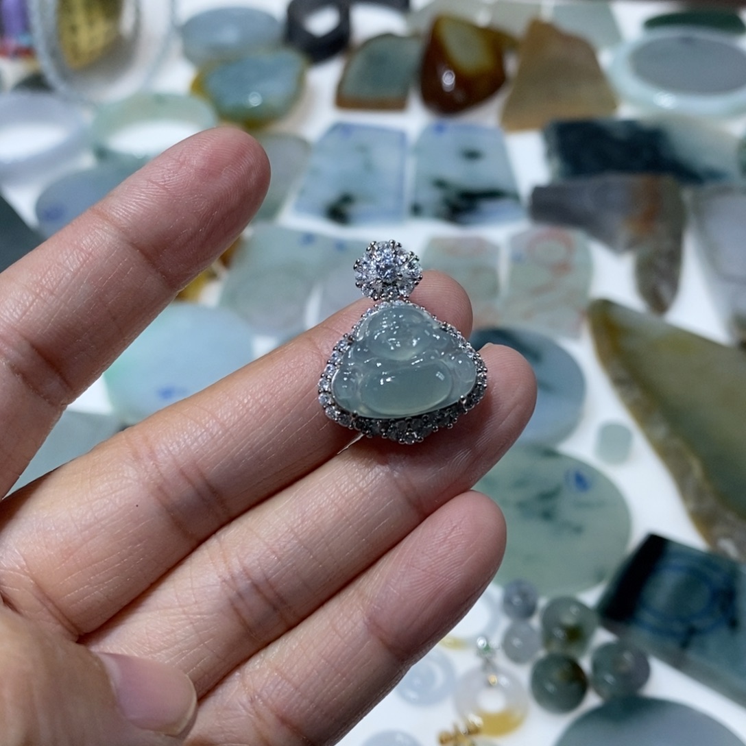 过***逛翡翠未镶嵌颈饰吊坠