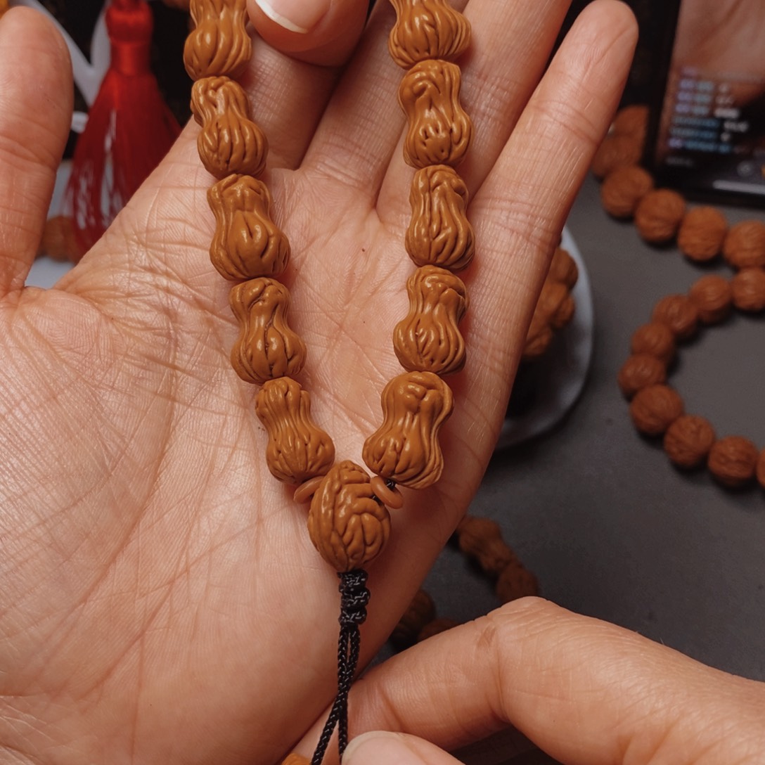 吊坠桃核桃枭手持1