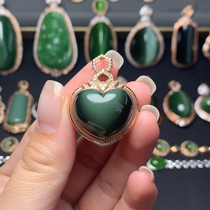 和田玉18K金镶嵌颈饰