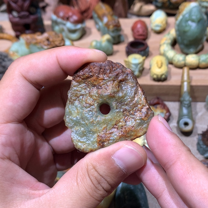 未镶嵌岫岩河磨玉（透闪石质玉）把件