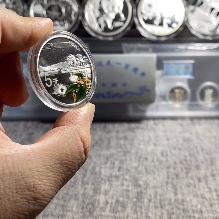 纯银瑕疵品无盒证特价14年西湖平湖秋月银币一枚如图