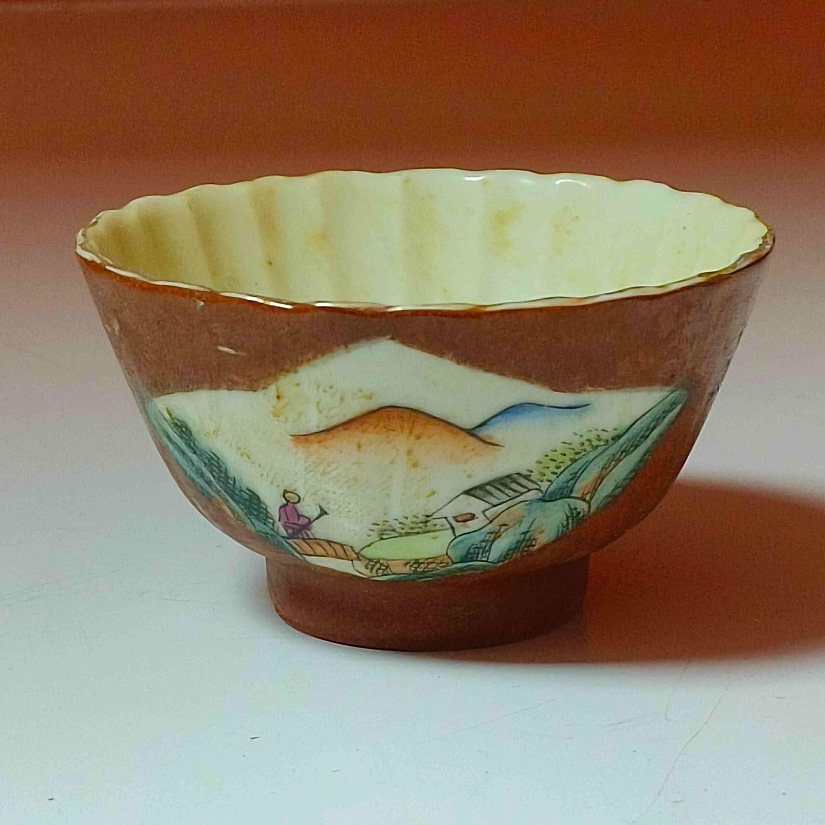 3675清同治 朱地开光粉彩山水房屋纹瓜棱杯