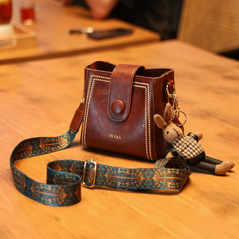 ITZCKHK高级感单肩水桶包女2025新款百搭斜挎包复古包包