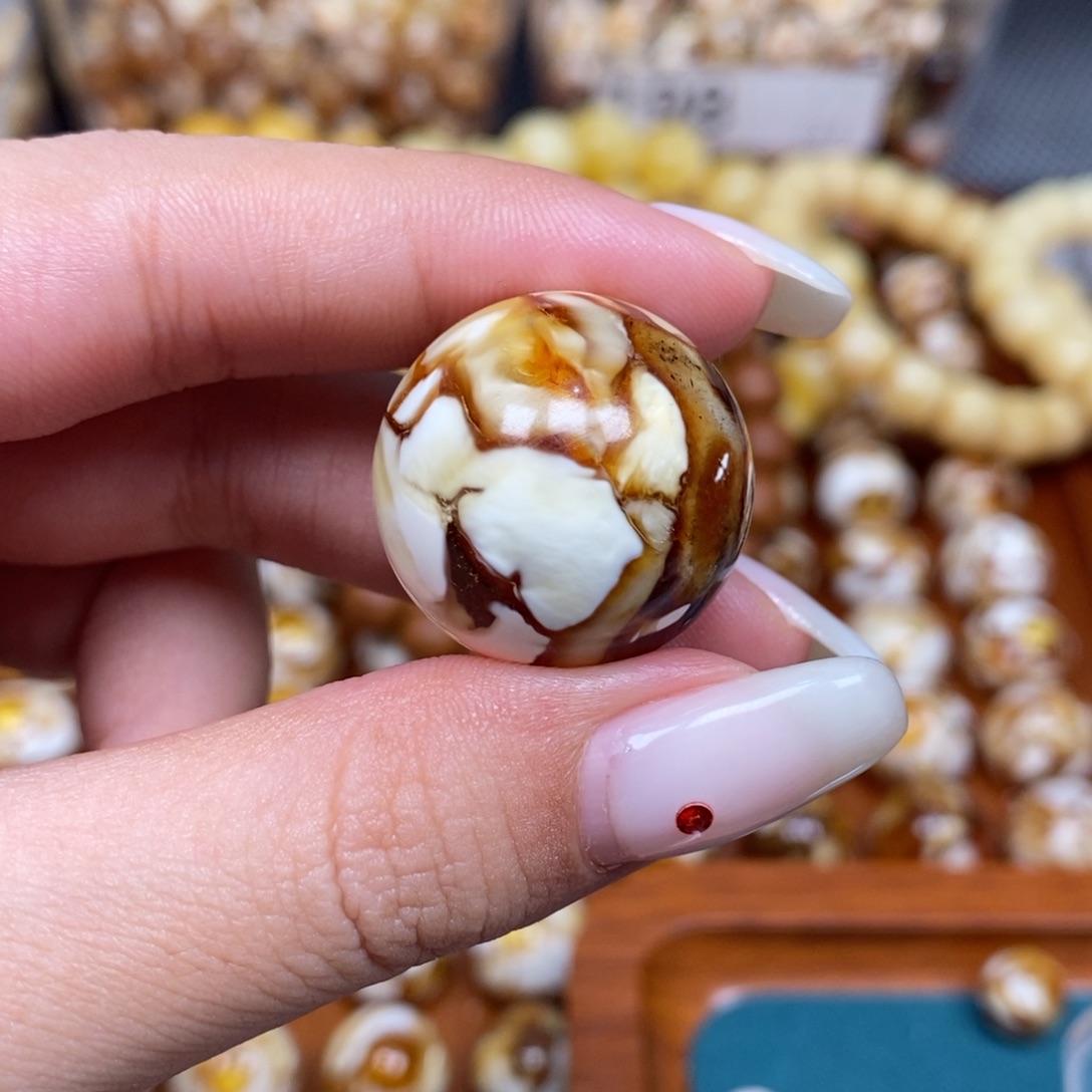 沁色蜜蜡未镶嵌圆珠
