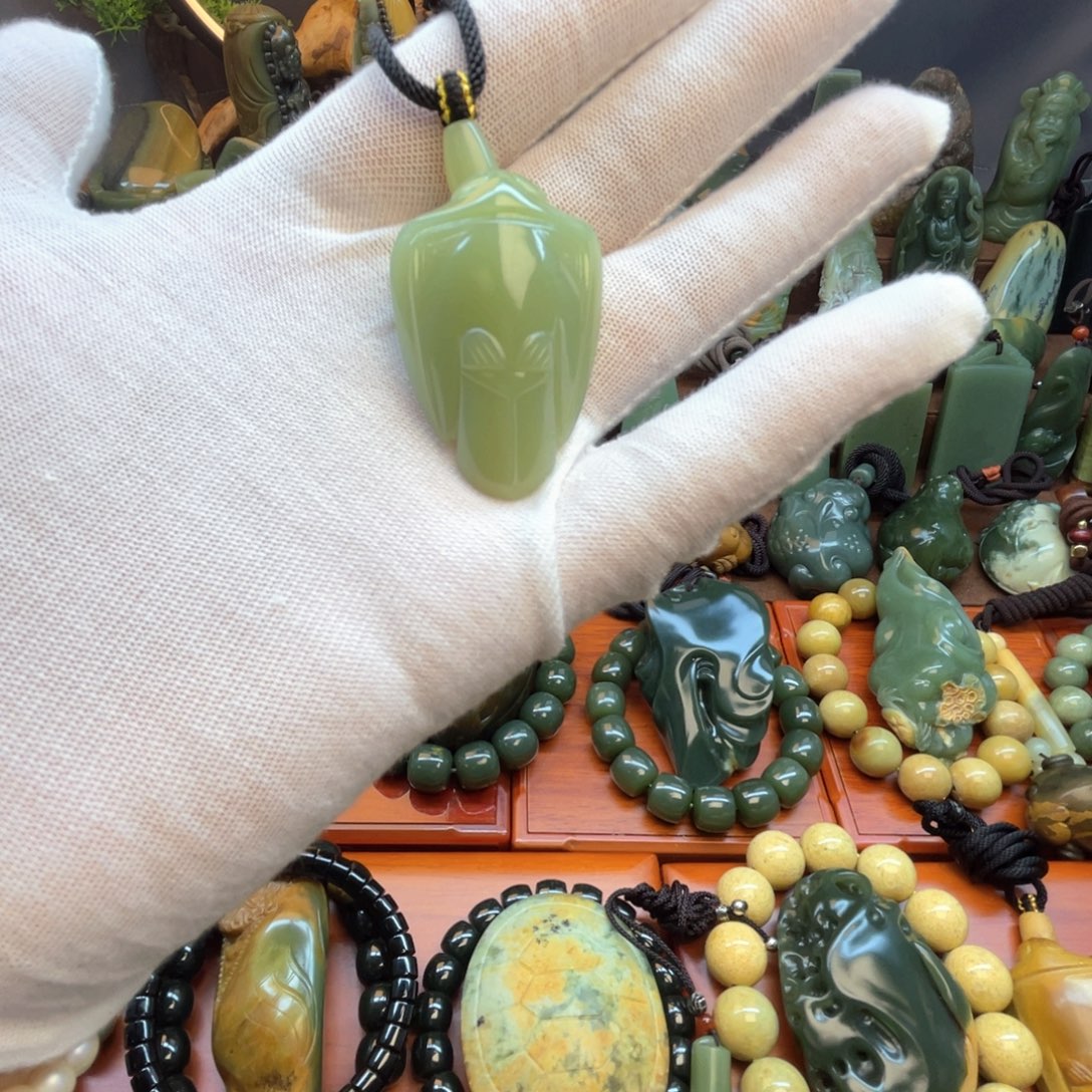 岫岩老玉（透闪石质玉）未镶嵌颈饰