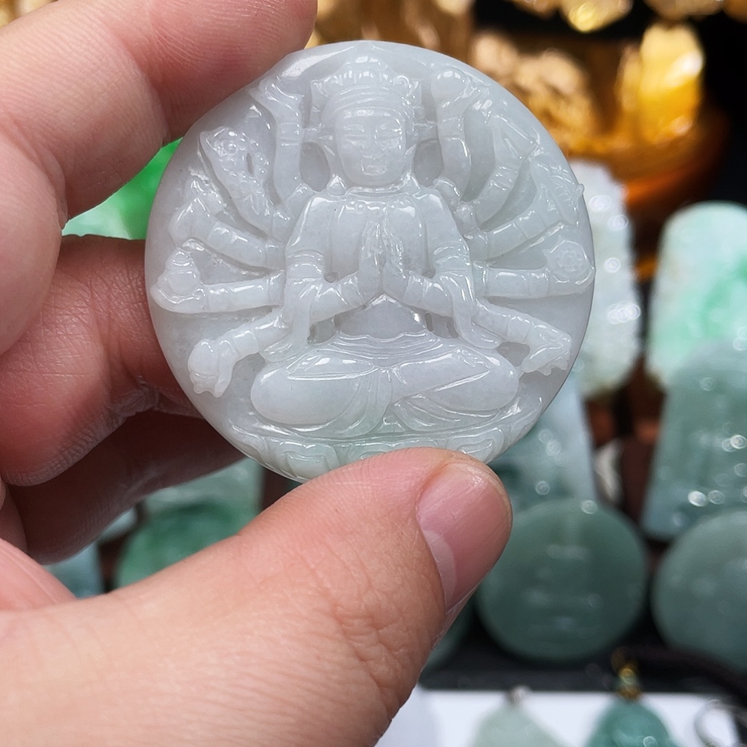 翡翠未镶嵌颈饰千手观音