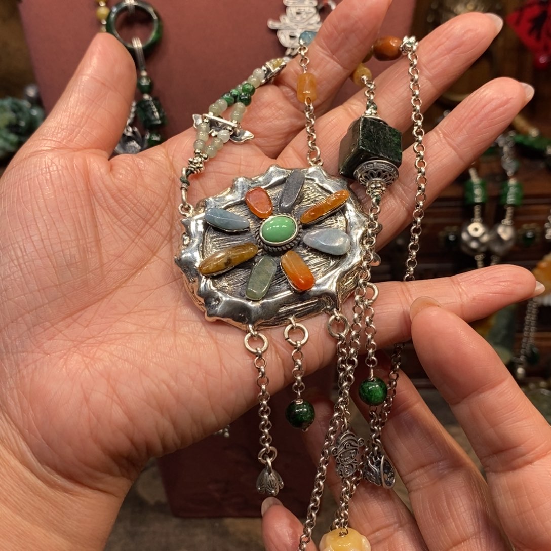 翡翠吊坠(赠链)未镶嵌