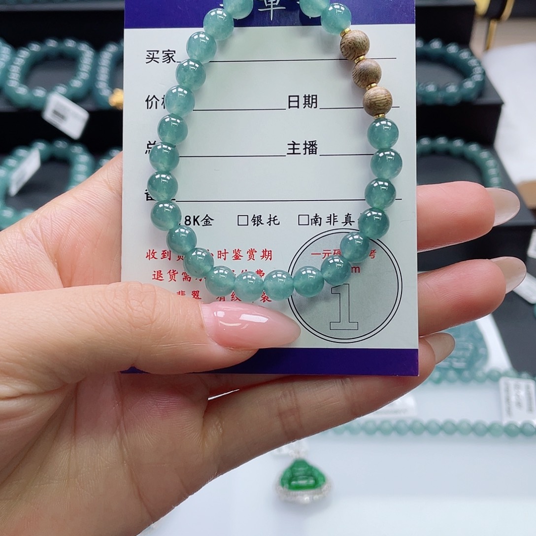 翡翠未镶嵌颈饰卡6.7