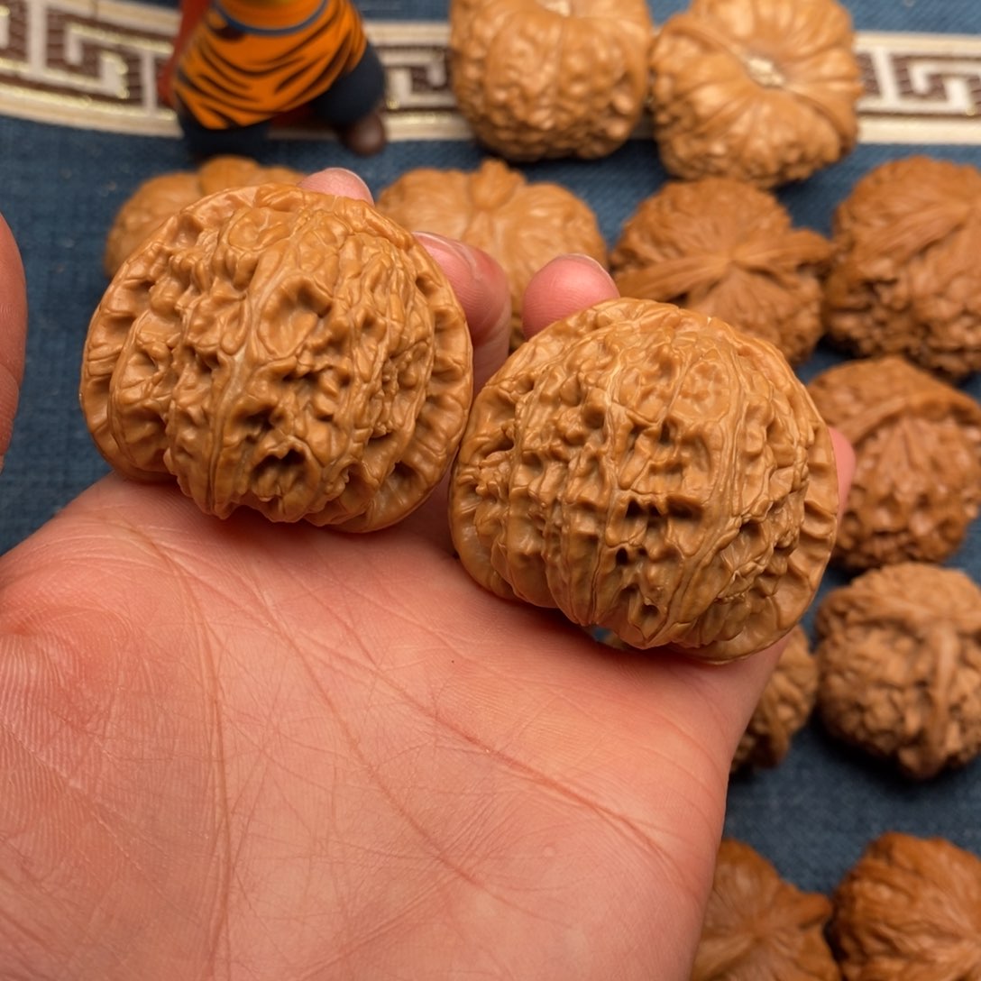 文玩核桃把件42全品三角白