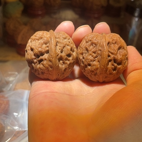 文玩核桃把件牡丹纹带彩40差克重