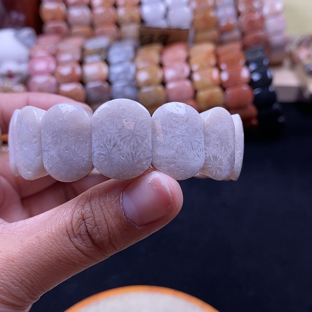 硅化珊瑚（珊瑚玉）手牌未镶嵌森**人