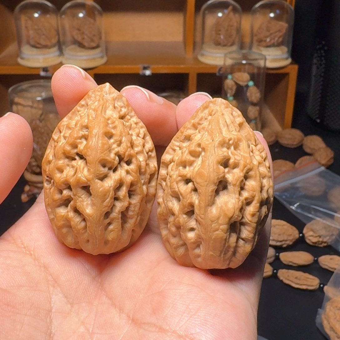 文玩核桃把件粗筋绣花鞋
