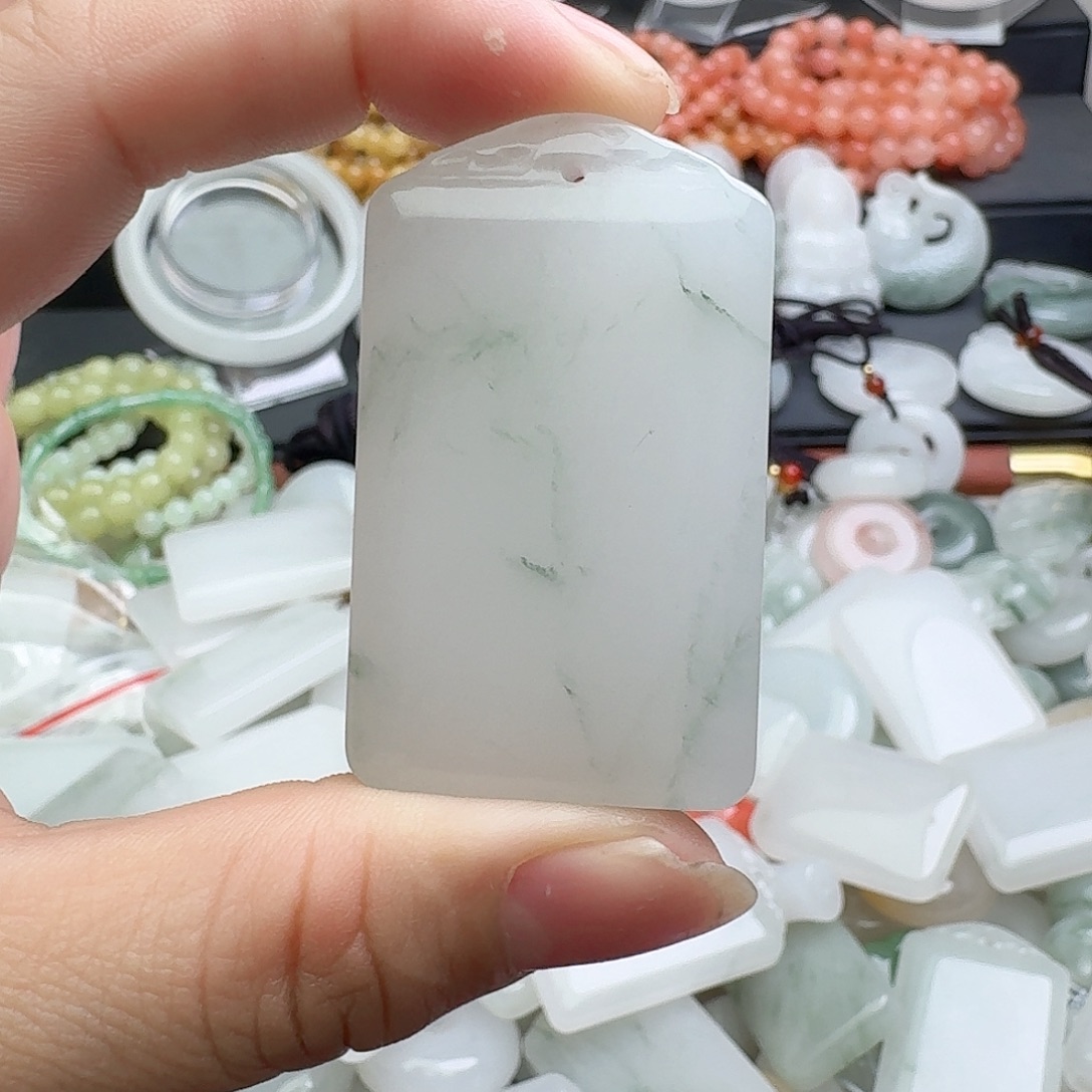 留***甜石英质玉未镶嵌颈饰无事牌