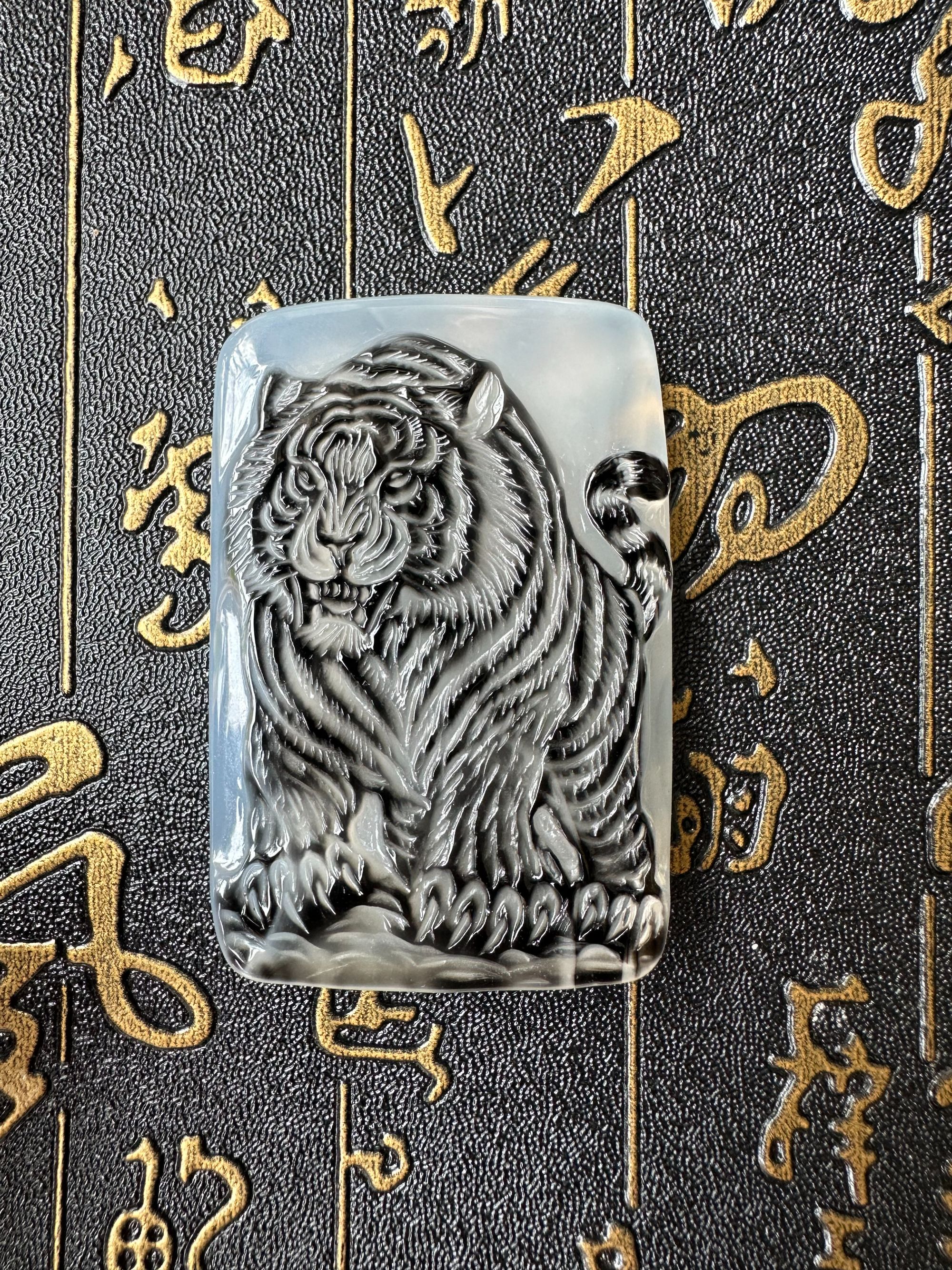 天然玛瑙手工雕刻黑白双色老虎吊坠