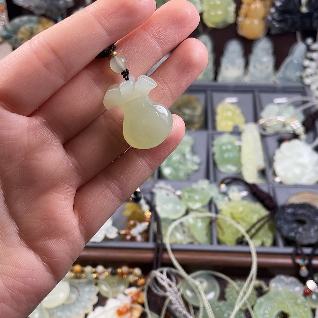 七***霞蛇纹石玉未镶嵌颈饰