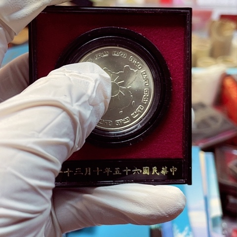 其他普通金属纪念章弯九秩带盒如图，，，，，