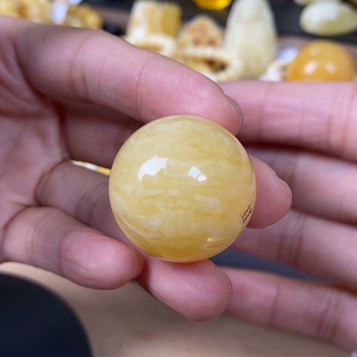 琥珀裸石未镶嵌圆珠