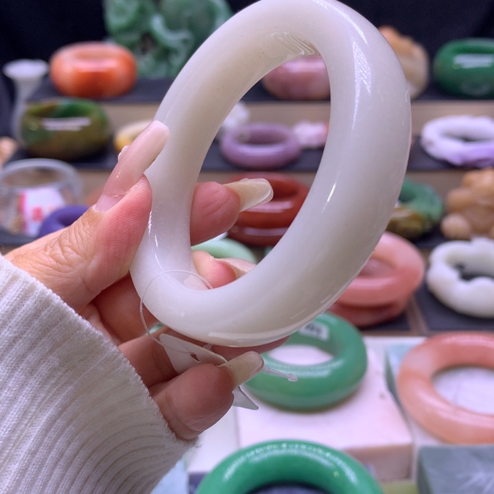 米***宝石英岩玉未镶嵌13468975444