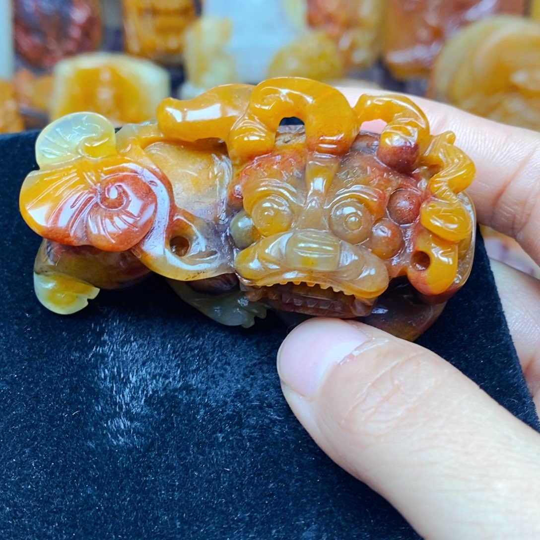 石英质玉（黄龙玉）未镶嵌颈饰