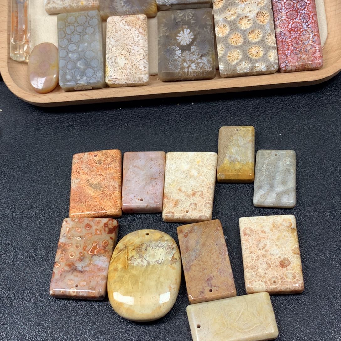 ****意硅化珊瑚（珊瑚玉）未镶嵌珠宝奇石