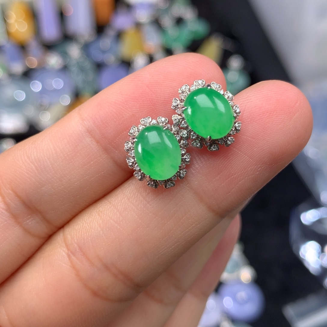 18K金镶嵌翡翠耳饰绿蛋面耳钉