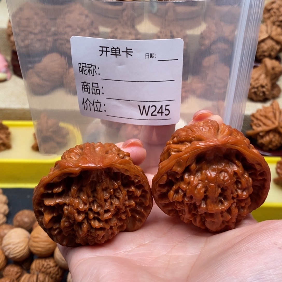 王***哥文玩核桃把件文玩的好的人都是有钱有钱的