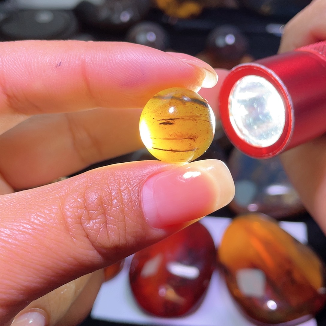 琥珀裸石未镶嵌？