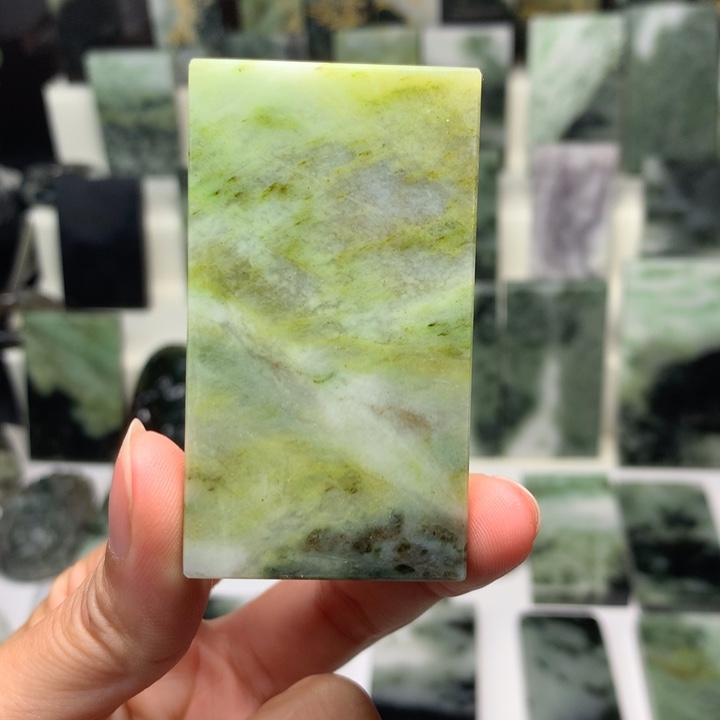 独山玉颈饰未镶嵌