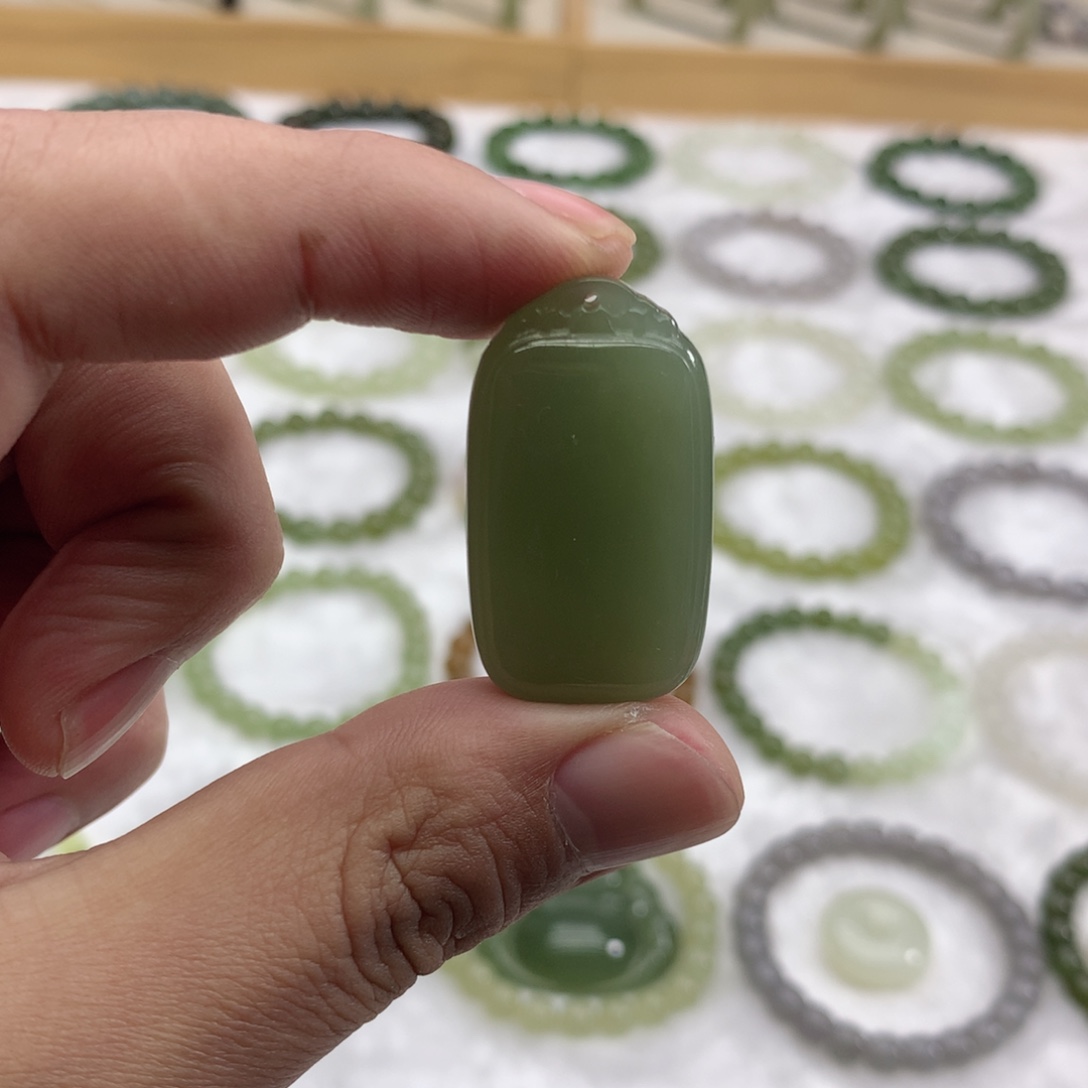 和田玉未镶嵌吊坠(赠链)冰湖水绿无事牌