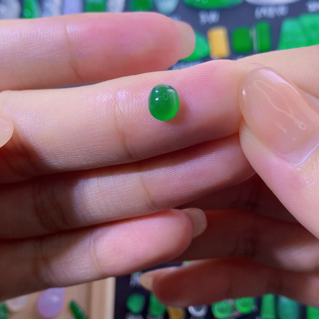 翡翠未镶嵌颈饰绿蛋面