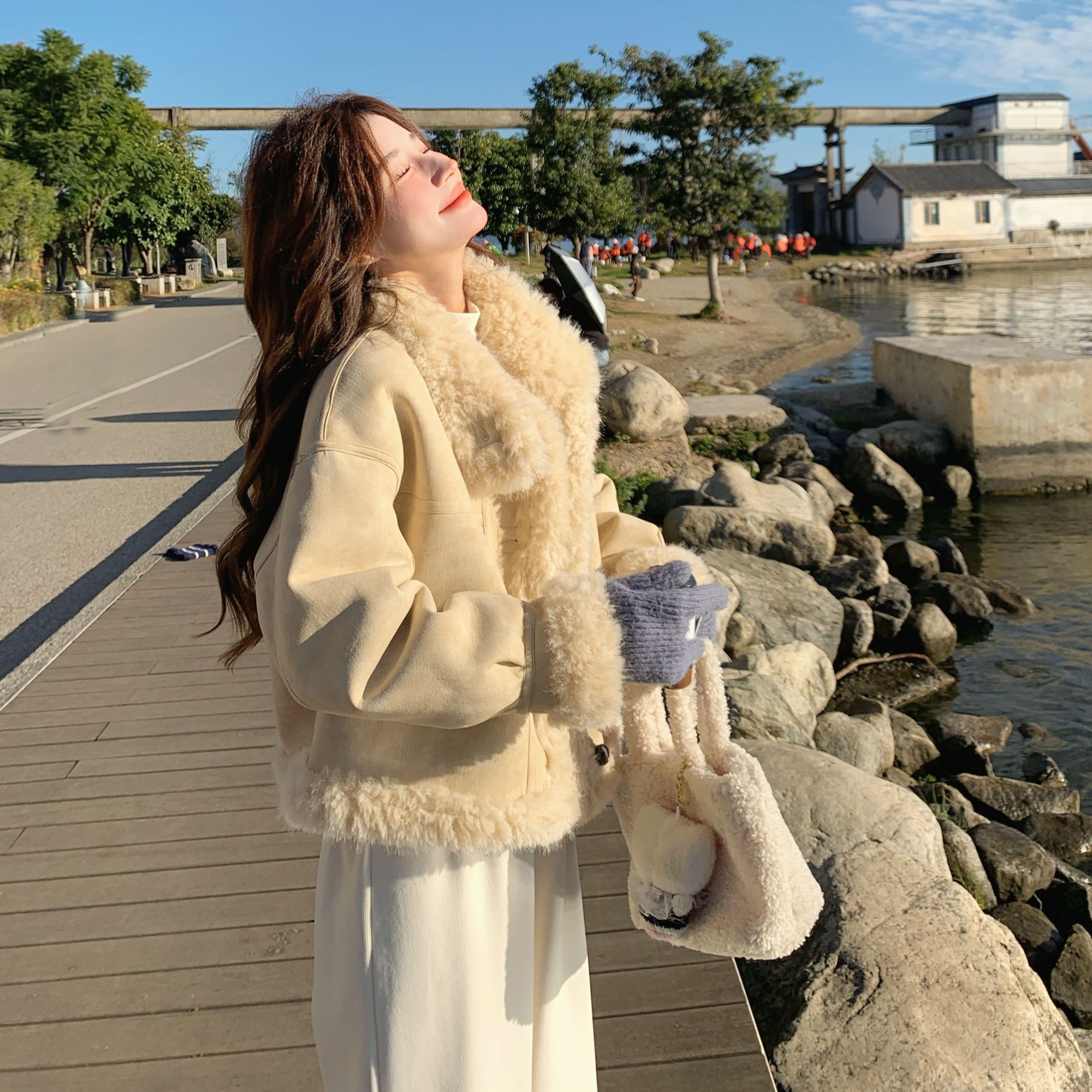 奶黄色羊羔毛厚外套女秋冬2025新款独特超好看小个子加绒皮毛一体