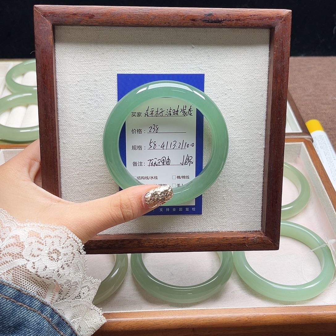 东***店石英质玉未镶嵌手镯