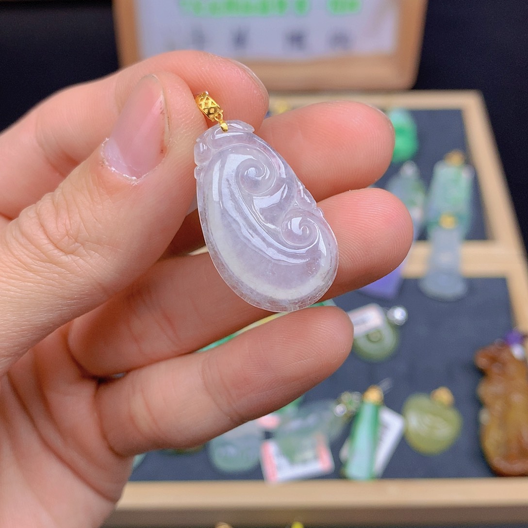 翡翠颈饰18K金镶嵌翡翠