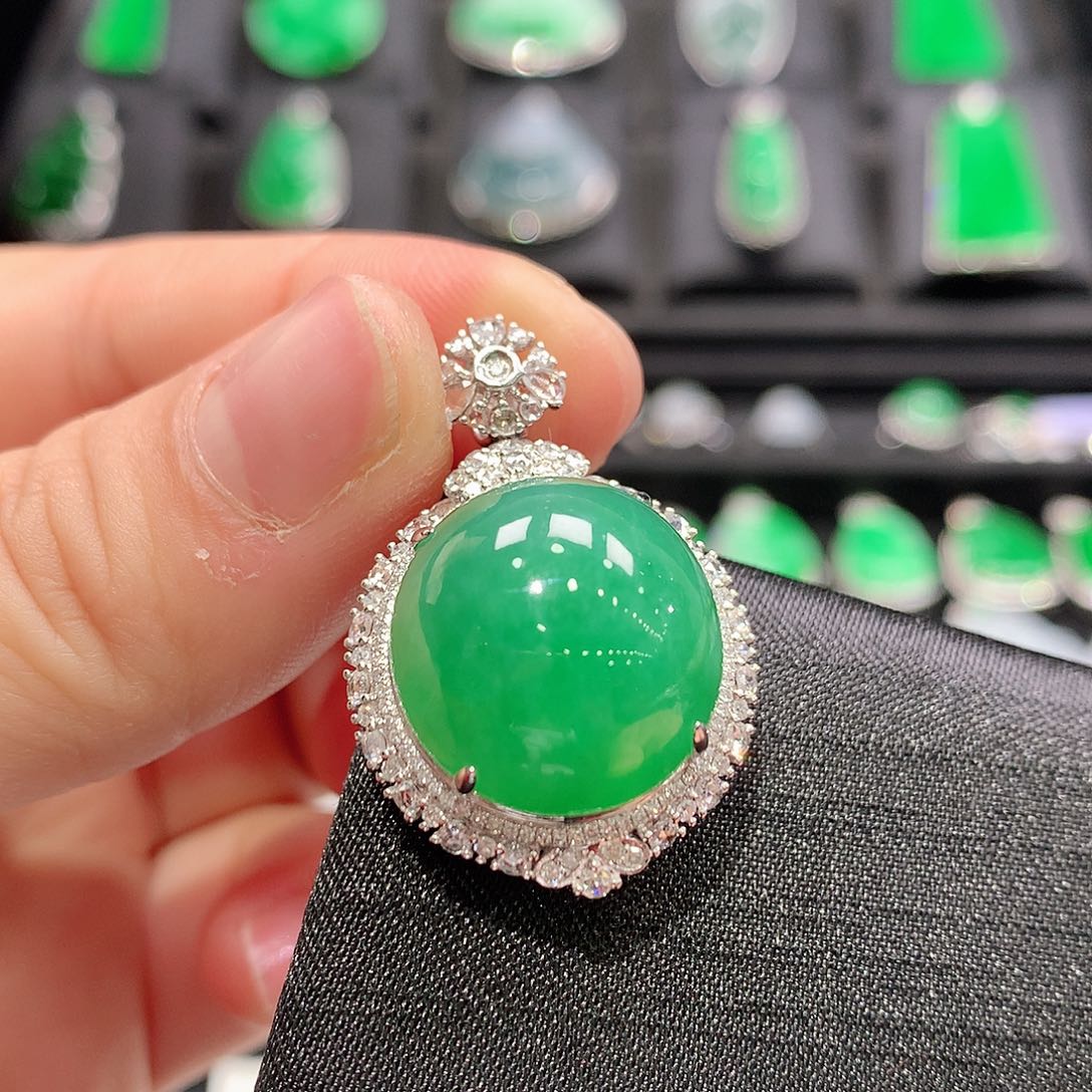 翡翠颈饰18K金镶嵌蛋面